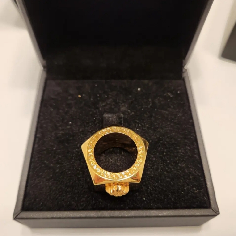 Versace Medusa  Ring 5 ¼ Never worn Gold - Picture 4 of 5